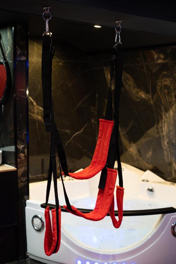 Capsule Secret - Jacuzzi - Netflix & Cinema - Jeux De Couple - Barre De Pole Dance Aparthotel