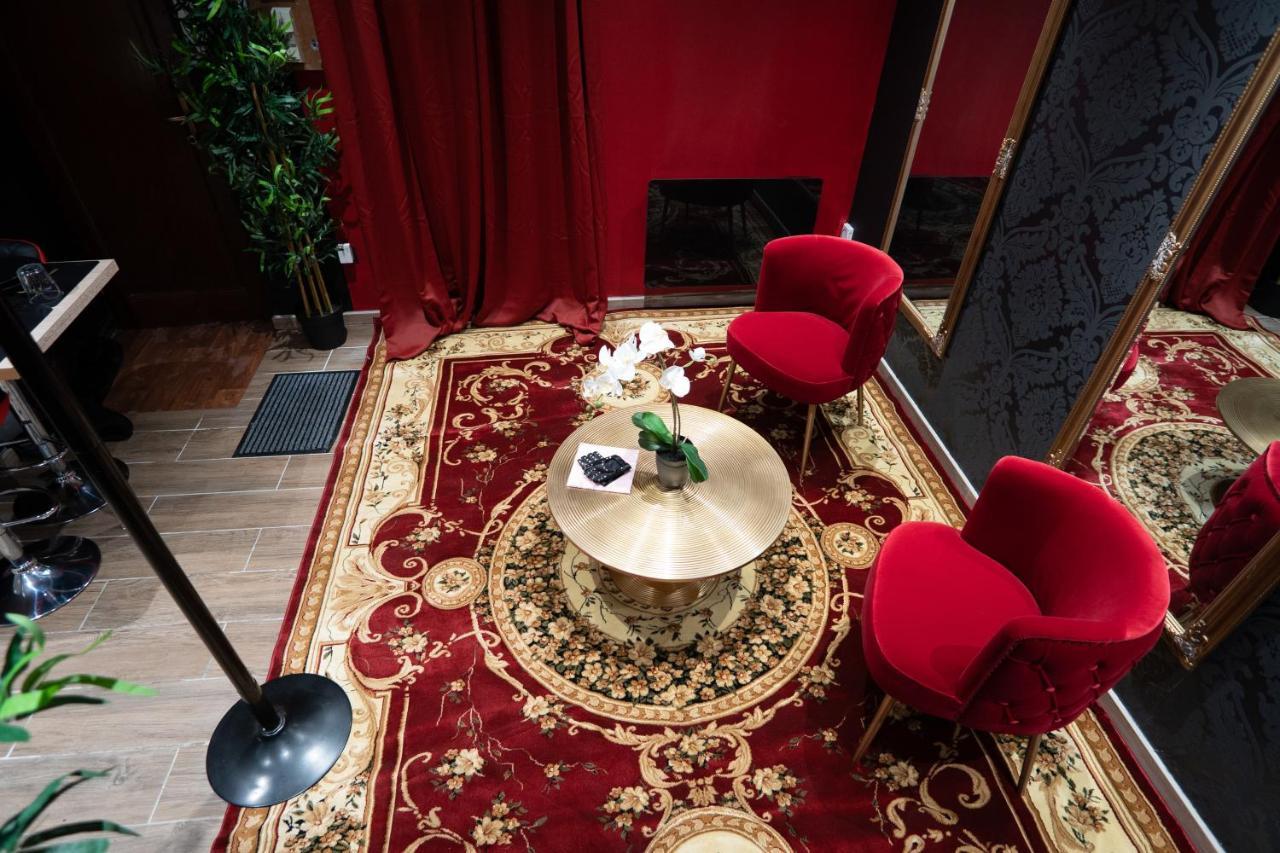 Capsule Secret - Jacuzzi - Netflix & Cinema - Jeux De Couple - Barre De Pole Dance Aparthotel *