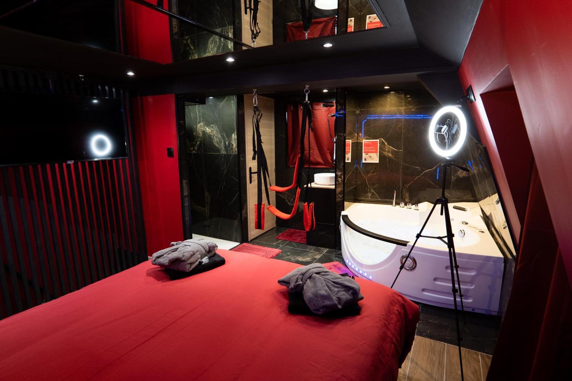 Aparthotel Capsule Secret - Jacuzzi - Netflix & Cinema - Jeux De Couple - Barre De Pole Dance *