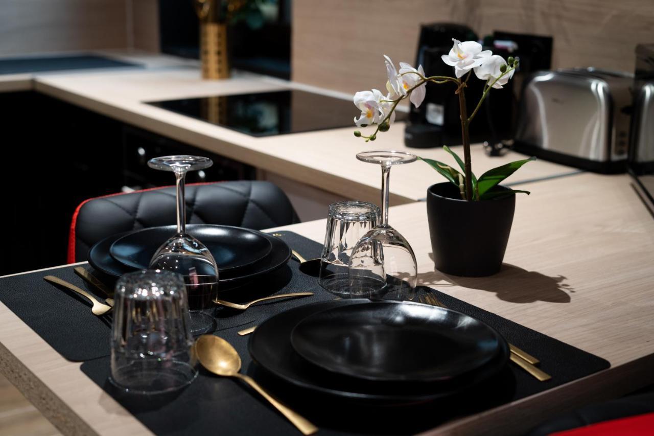 Aparthotel Capsule Secret - Jacuzzi - Netflix & Cinema - Jeux De Couple - Barre De Pole Dance *