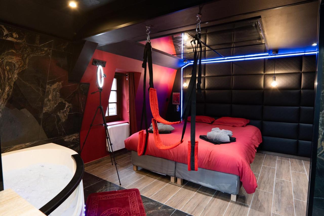 Capsule Secret - Jacuzzi - Netflix & Cinema - Jeux De Couple - Barre De Pole Dance Aparthotel