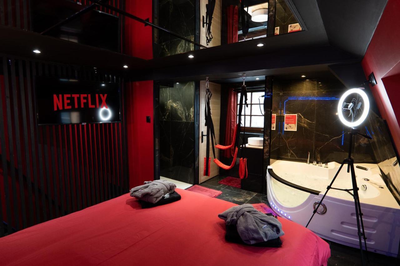 Capsule Secret - Jacuzzi - Netflix & Cinema - Jeux De Couple - Barre De Pole Dance *